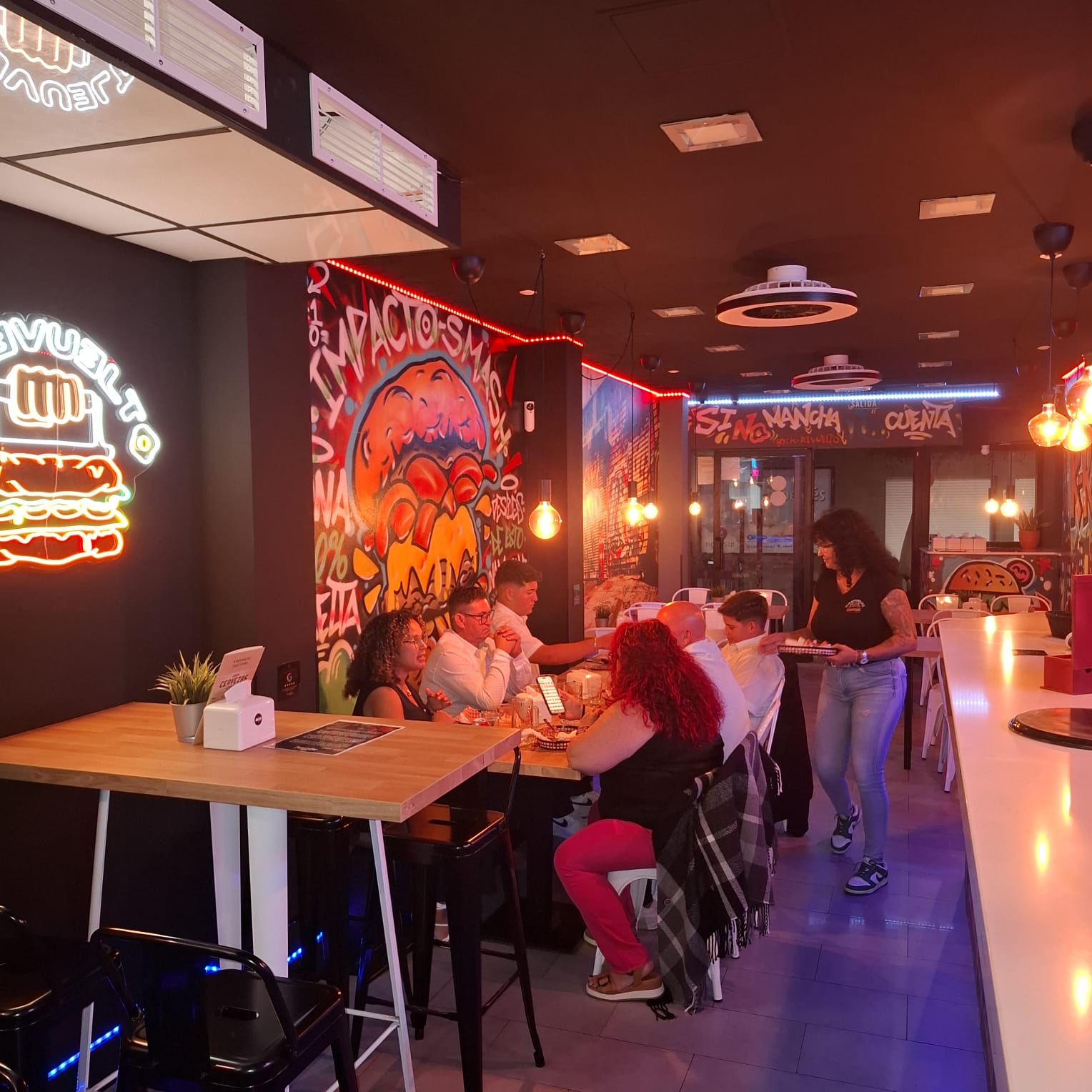 Interior de K-REVUELTO